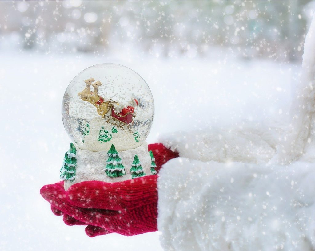 DIY Christmas Snow-globes